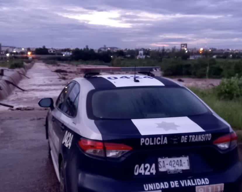 ¡Arrastra arroyo a mujer en Culiacán!