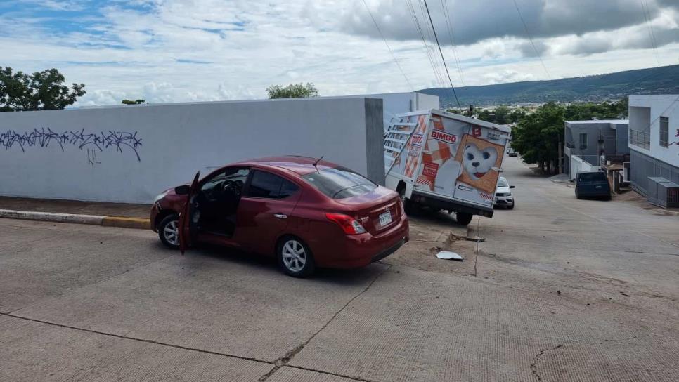 Camión de conocida panadería choca y se estrella contra casa en Culiacán