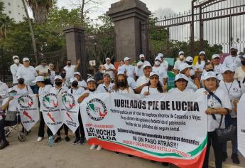 Jubilados del IMSS se manifiestan y exigen la devolución de sus ahorros