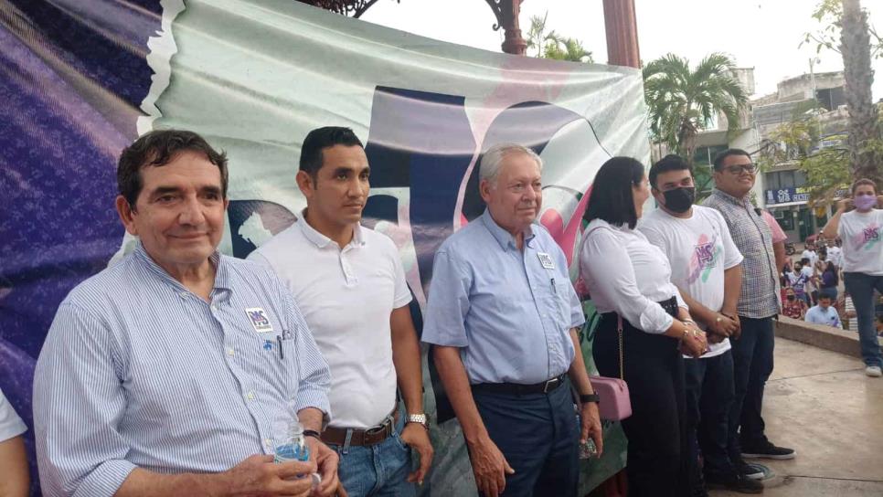 Frente al Palacio Municipal, militantes y simpatizantes del PAS celebran su décimo aniversario