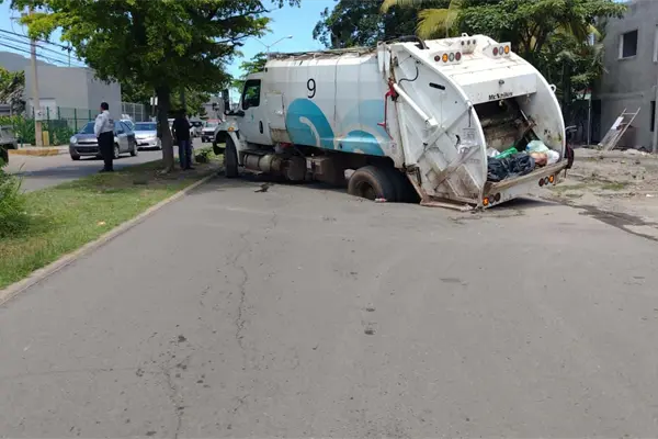 Se abre socavón frente al ISSSTE de Mazatlán y se hunde camión de basura Se abre socavón frente al ISSSTE de Mazatlán y se hunde camión de basura