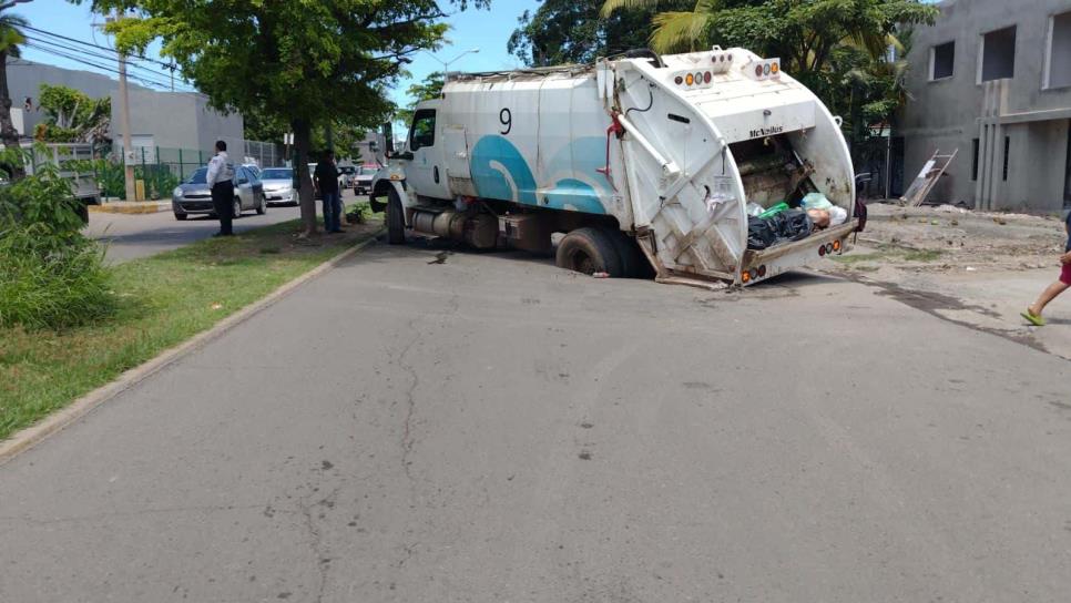 Se abre socavón frente al ISSSTE de Mazatlán y se hunde camión de basura