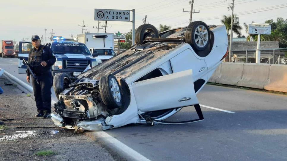 Auto queda con las llantas hacia arriba tras volcar en la carretera Culiacán-Eldorado