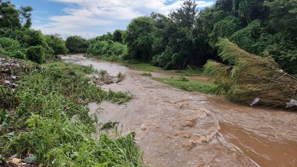 Desaparece menor al ser arrastrado por la corriente de un canal, en Culiacán