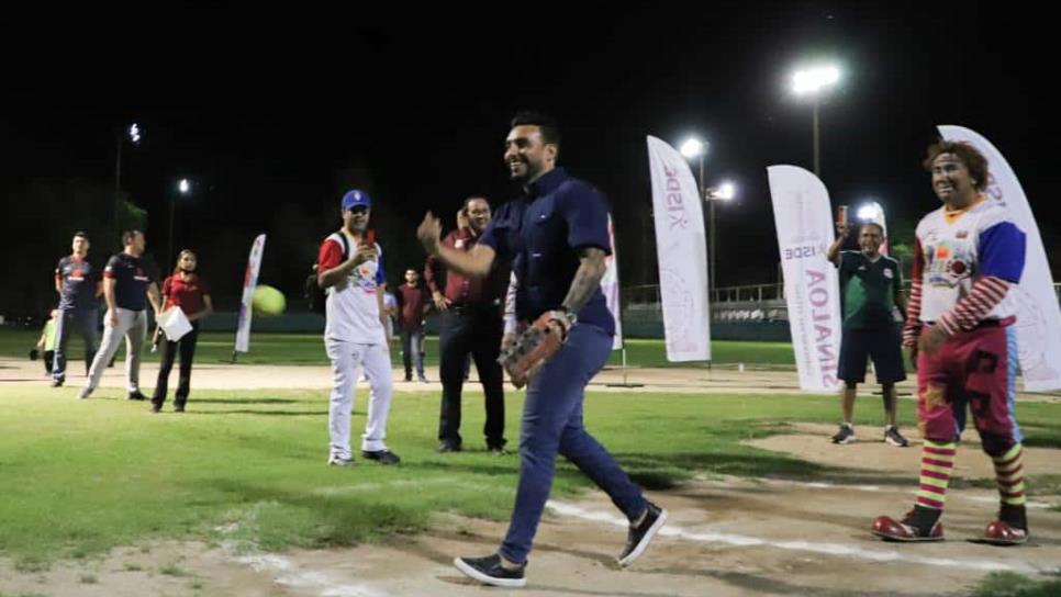 Julio César Cascajares lanza primera bola en la inauguración Liga de Softbol de Navolato