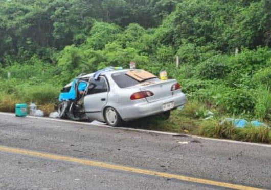 Choque entre tráiler y vehículo deja dos muertos en la México 15, en Elota