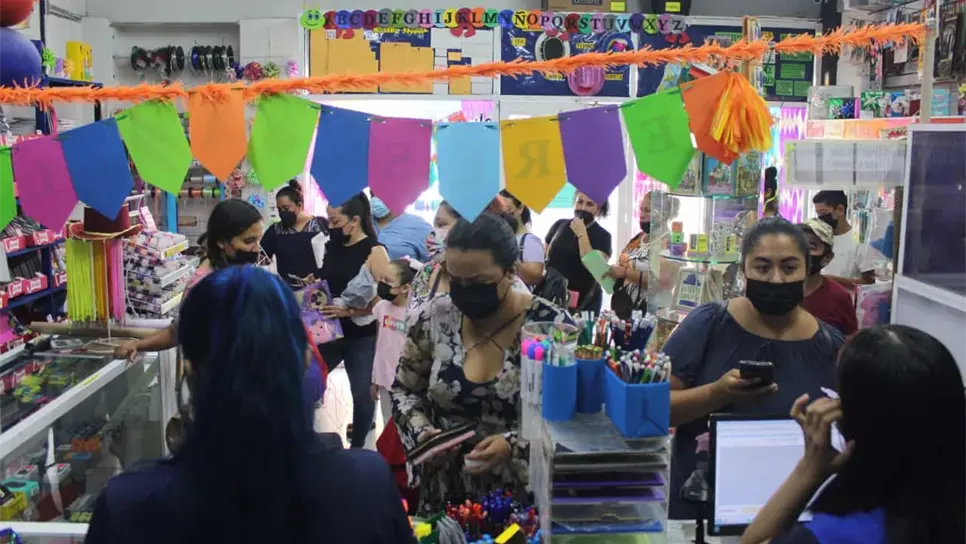 Con gran afluencia arranca el canje de útiles y uniformes en Mazatlán