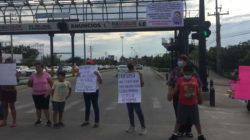 Bloquean avenida en Mazatlán, exigen mejoras en la escuela Leyes de Reforma