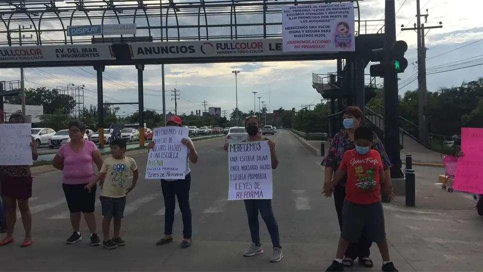 Bloquean avenida en Mazatlán, exigen mejoras en la escuela Leyes de Reforma