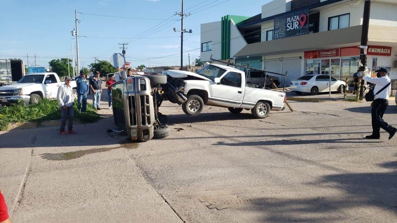 Aparatoso choque en Guamúchil termina en volcadura