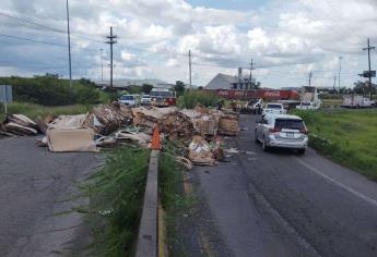 Caen toneladas de cartón de tráiler y obstaculizan el distribuidor vial de El trébol