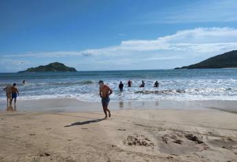 Salvavidas rescatan a bañista de morir ahogado en la Playa Sábalo, en Mazatlán