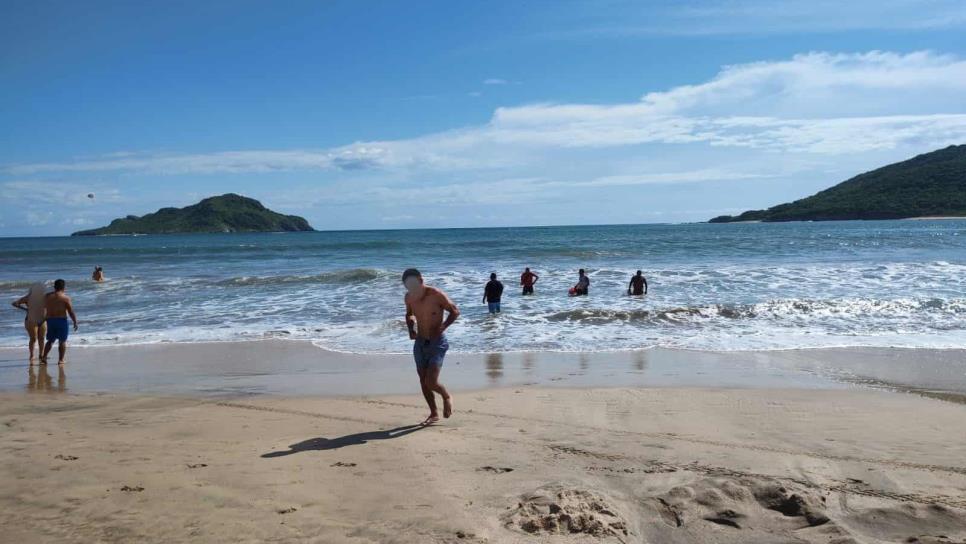Salvavidas rescatan a bañista de morir ahogado en la Playa Sábalo, en Mazatlán