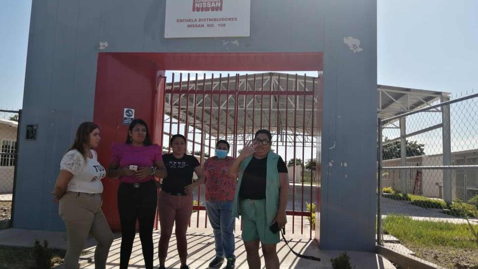 No hay espacios en escuelas y niños se quedarán sin estudiar; mamás se manifiestan