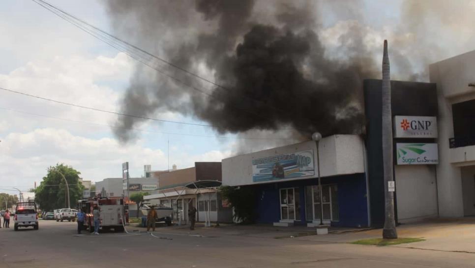 Se incendia negocio de autopartes en Los Mochis; falta de agua complica trabajo de bomberos