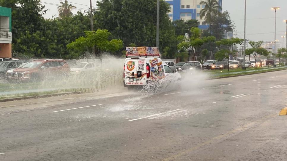 Calles cerradas, lluvia que no cesa y semáforos descompuestos, así va el día en Mazatlán