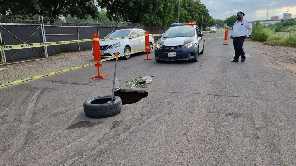 Se abre socavón frente al Country Club: la circulación de poniente a oriente está cerrada