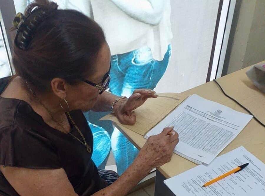 Con 76 años, Doña Eva inicia sus estudios en Psicología en la UAdeO