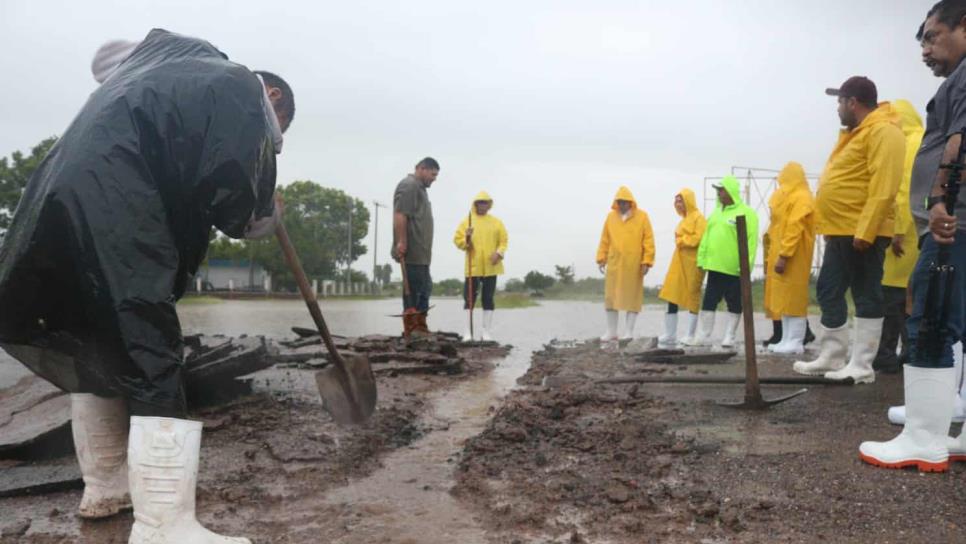 Alcalde de Ahome recorre comunidades afectadas por lluvias