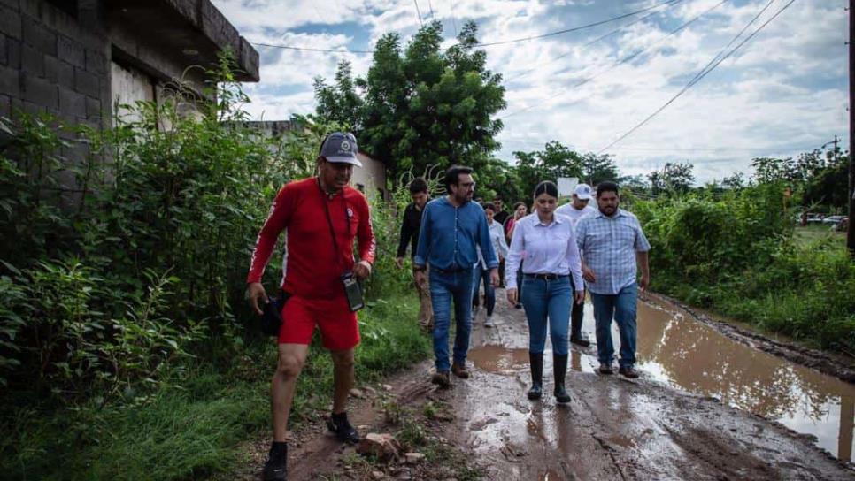 Alcalde y Presidenta del DIF atienden a damnificados por lluvia en Los Mezcales