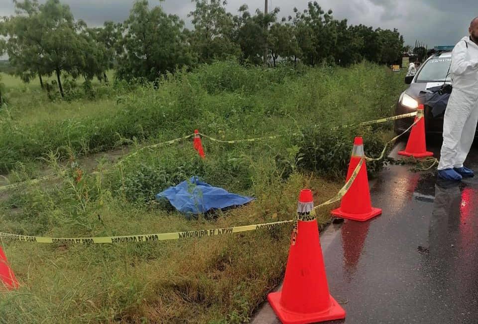 Vehículo «pega y huye» embiste a pareja de motociclistas en Mocorito y muere la mujer