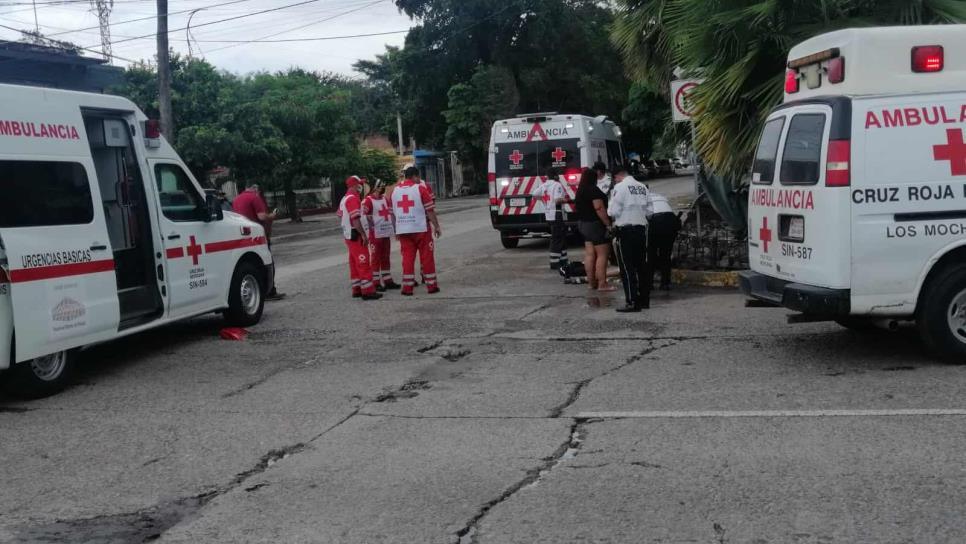 Paramédicos de Cruz Roja iban a dar auxilio y chocan en Los Mochis, hay dos lesionados