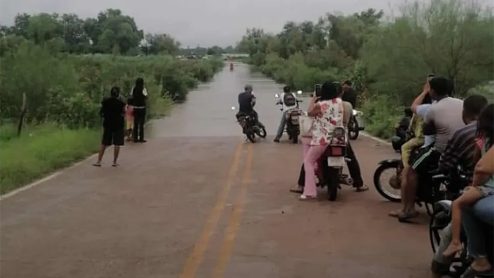 La carretera a El Ranchito, El Fuerte, se encuentra inundada por la creciente del río. FOTO: Ayuntamiento de El Fuerte.