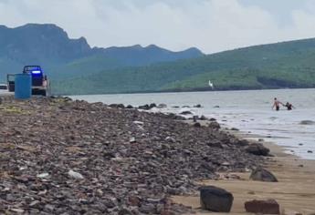 Policías de Ahome auxilian a mujer que se ahogaba en la playa de El Maviri