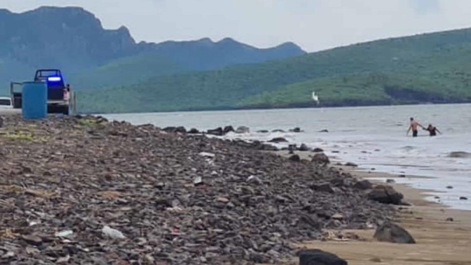 Policías de Ahome auxilian a mujer que se ahogaba en la playa de El Maviri