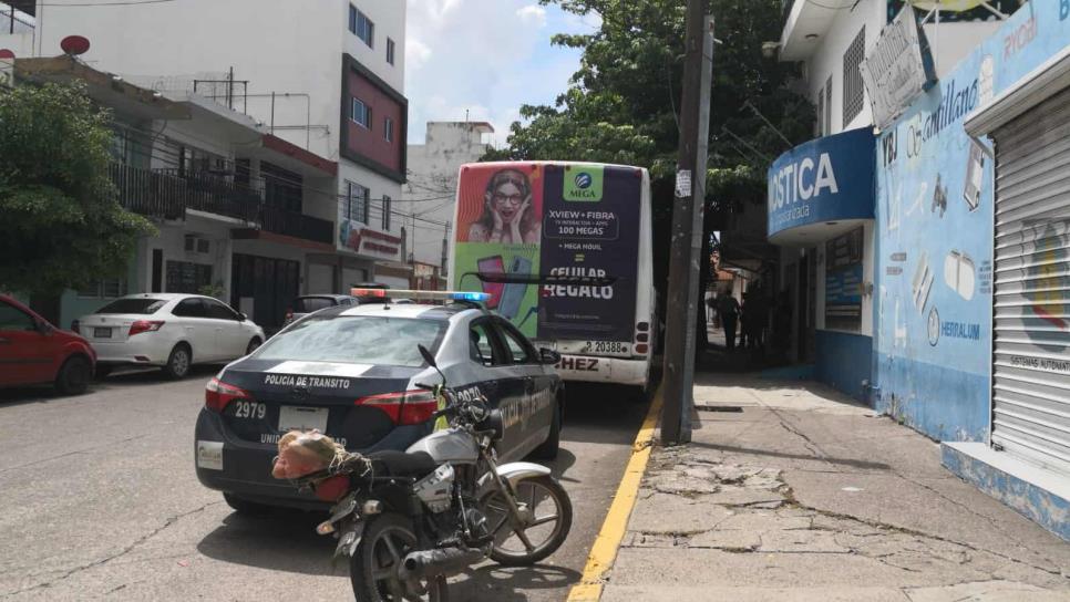 Camión urbano arrolla motocicleta y mata a joven mujer en Culiacán