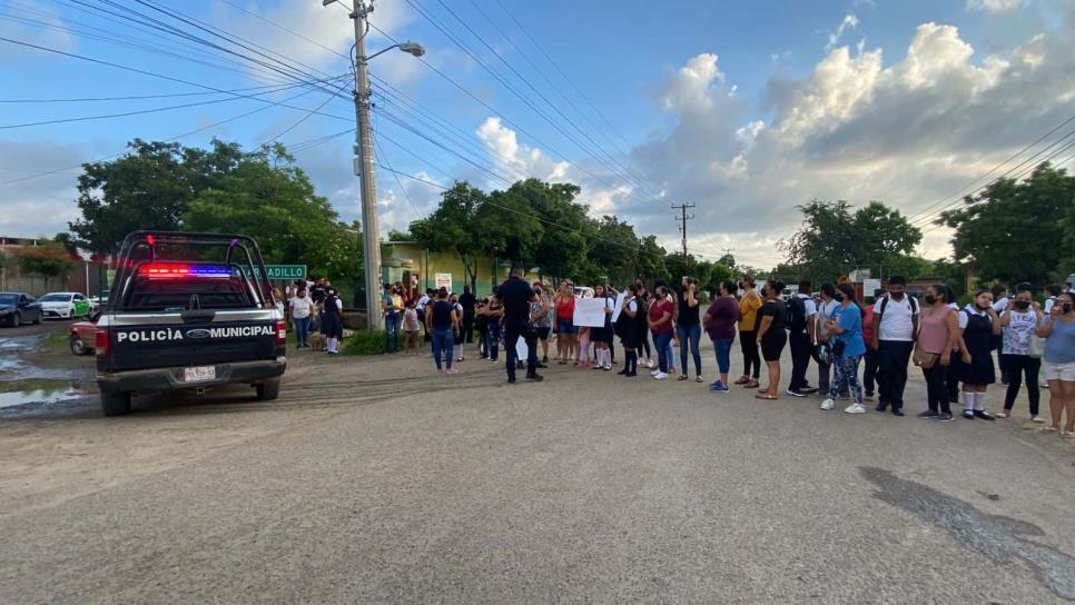 Padres de familia toman la avenida por falta de agua y luz en secundaria de Mazatlán