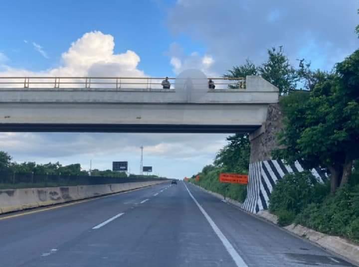 Evitan que mujer se lanzara de puente en la maxipista Mazatlán-Culiacán