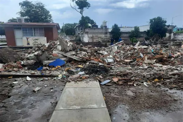 Sin luz y entre escombros, obligan a niños a ir a la escuela en Agua Verde, El Rosario Sin luz y entre escombros, obligan a niños a ir a la escuela en Agua Verde, El Rosario