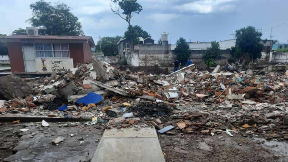 Sin luz y entre escombros, obligan a niños a ir a la escuela en Agua Verde, El Rosario