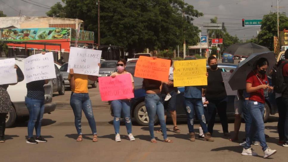 Padres bloquean calles y la Mochis - Topo, por malas condiciones de escuelas