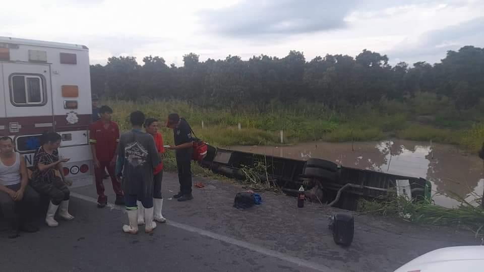 Volcadura de camión de jornaleros, en Villa Unión, deja tres heridos y daños materiales