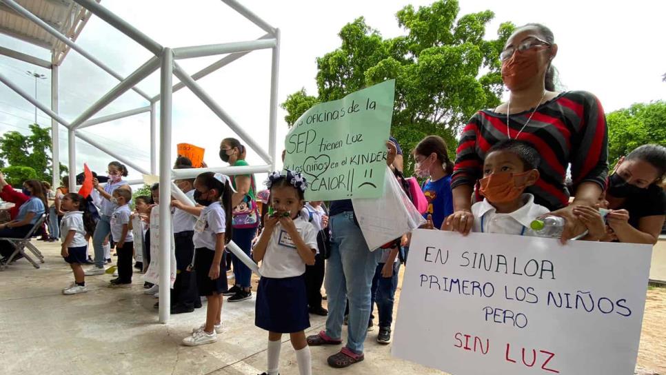 «¡Queremos luz!», madres se manifiestan en evento de Gobierno