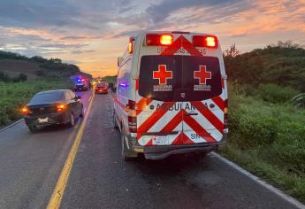 Mujer resulta lesionada tras chocar por alcance con ambulancia que atendía un siniestro vial, al norte de Culiacán