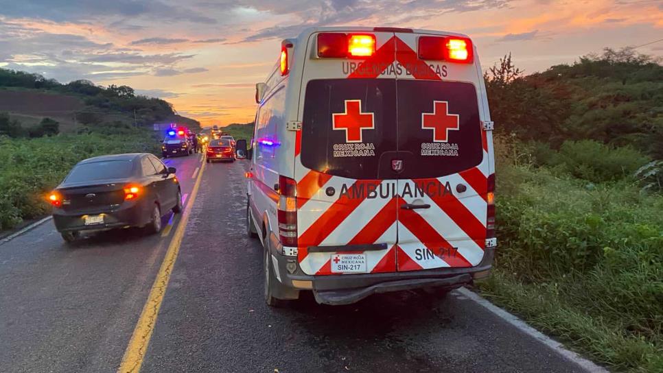 Mujer resulta lesionada tras chocar por alcance con ambulancia que atendía un siniestro vial, al norte de Culiacán