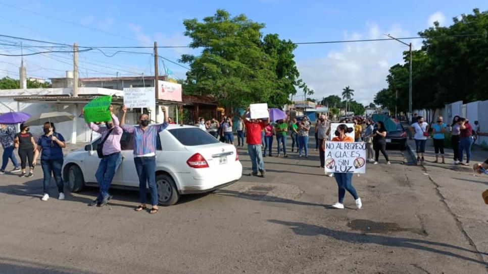 Padres de familia toman la primaria «Ing. Manuel Rivas Mejía», en Culiacán