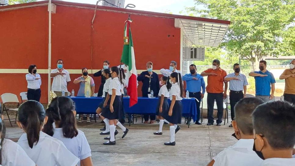 Con el compromiso de construir cancha de usos múltiples, Gildardo Leyva inaugura ciclo escolar 2022-2023