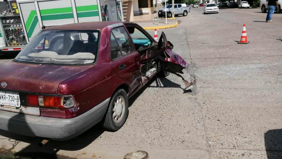 Choque entre dos vehículos deja una mujer prensada en Los Mochis
