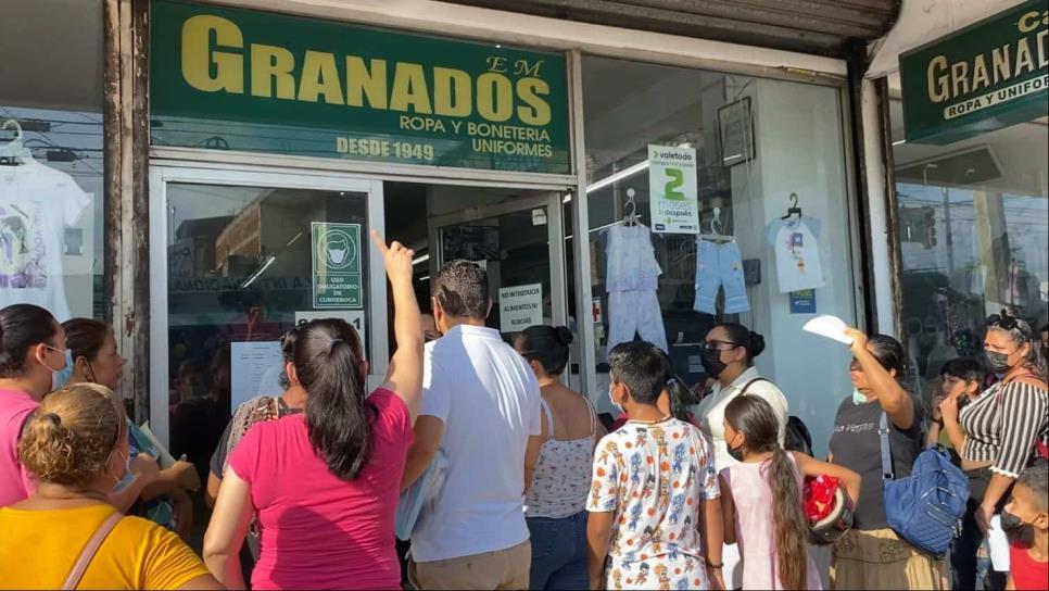 Padres hacen largas filas para el canje de uniformes y útiles en Mazatlán; acudieron desde las 7 AM