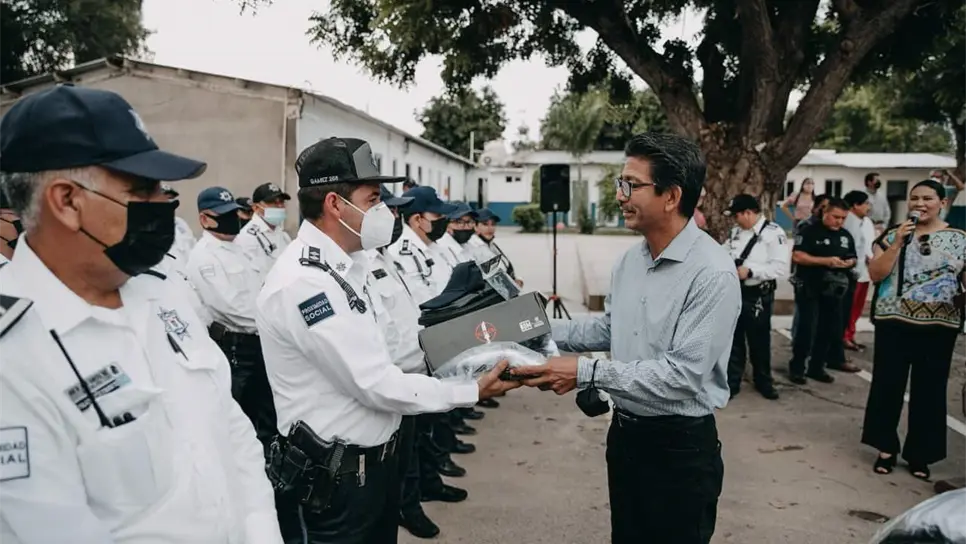 Entregan más de mil uniformes a policías y tránsitos de Guasave