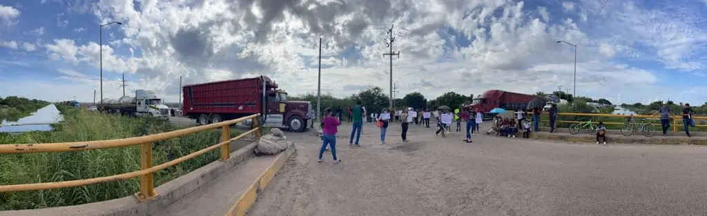 Padres bloquean carretera del Lateral 18 en protesta por falta de luz en escuela