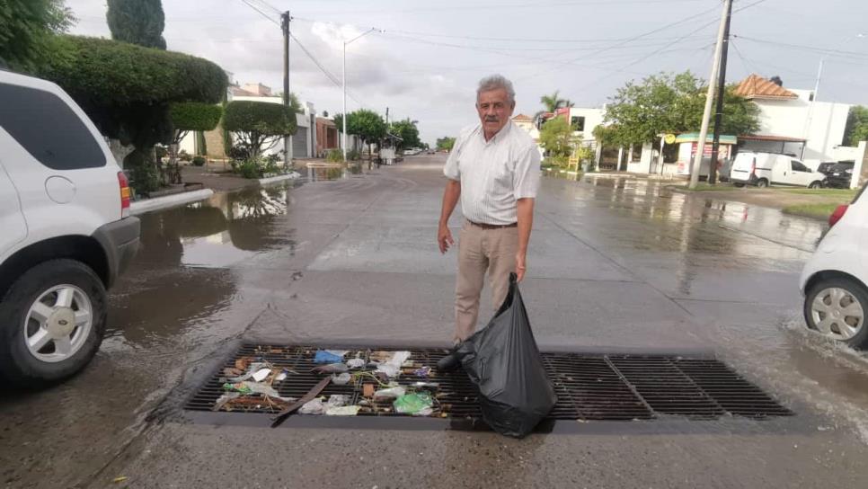 ¡Ejemplo ciudadano! Octavio Vega recoge la basura para evitar inundaciones en Los Mochis