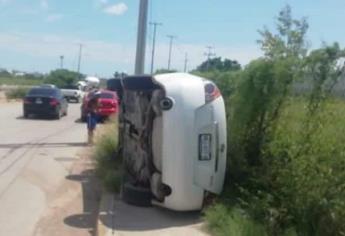 Vuelca automóvil en el fraccionamiento Valle Dorado, en Mazatlán