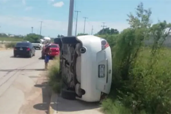 Vuelca automóvil en el fraccionamiento Valle Dorado, en Mazatlán Vuelca automóvil en el fraccionamiento Valle Dorado, en Mazatlán