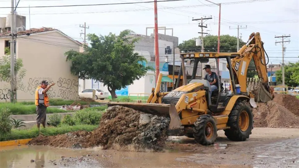 Rehabilitan tubería colapsada en Av. Delfines de Mazatlán