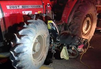 Motociclista muere tras impactar contra tractor en Escuinapa